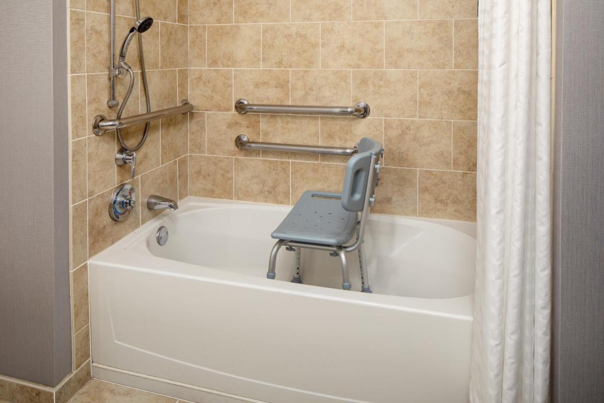 DoubleTree Suites by Hilton Hotel Detroit Downtown - Fort Shelby - Hizvo