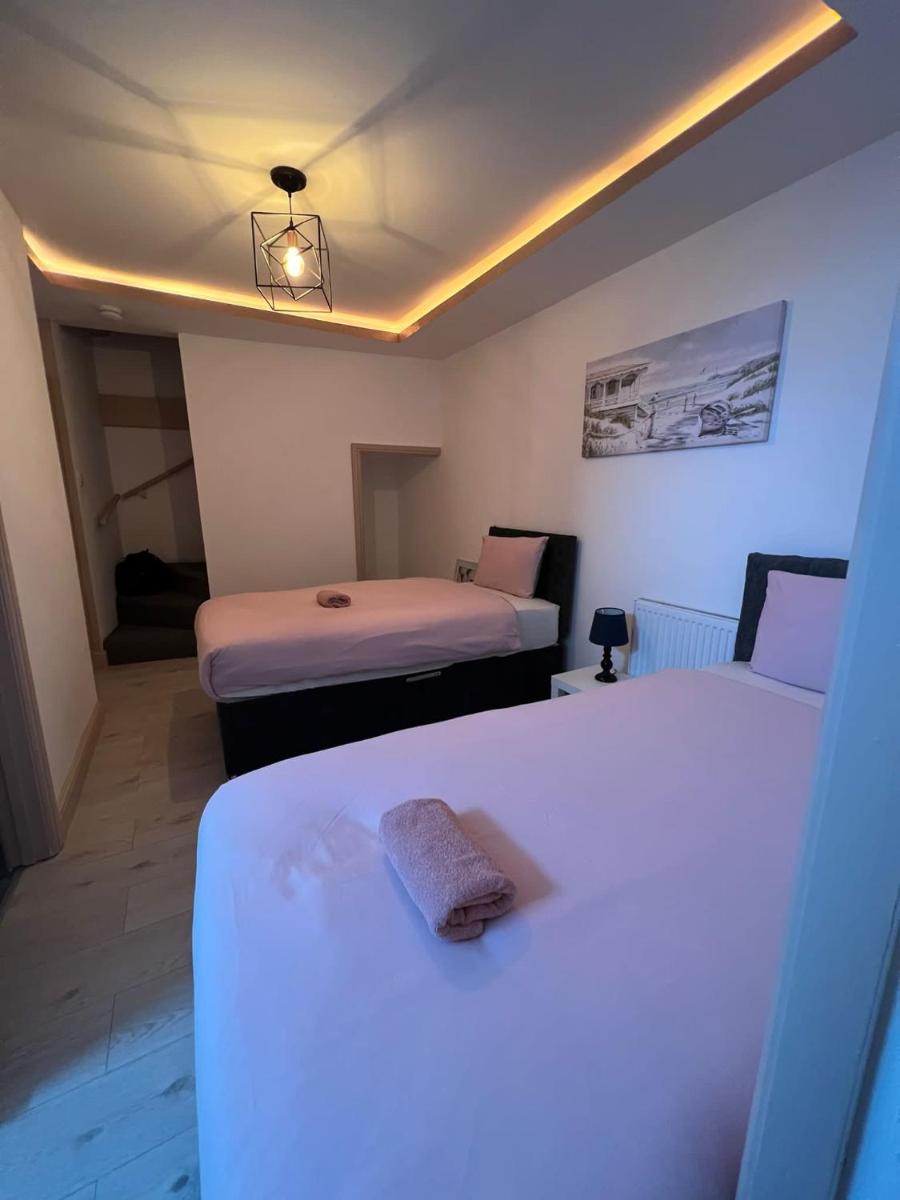 Beautiful 3 Bedroom 2 bathroom House close to City centre - Housity