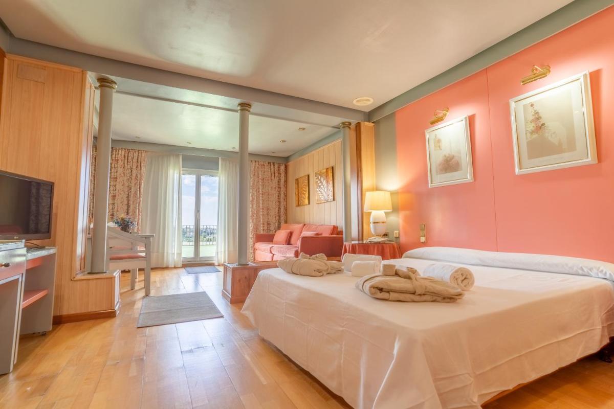 Un dormitorio con una gran cama blanca en una habitación. en Hotel Balneario de Chiclana, en Chiclana de la Frontera 20 fotos más