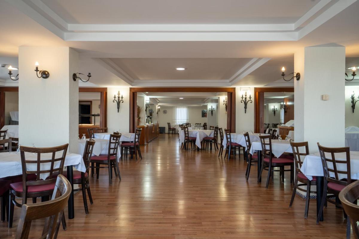 Un restaurante o sitio para comer en Hotel Balneario de Chiclana