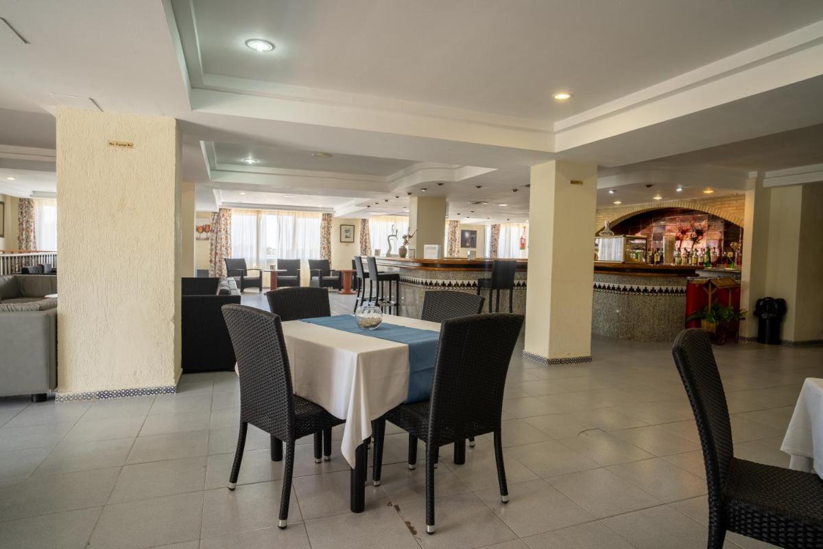Un restaurante o sitio para comer en Hotel Balneario de Chiclana