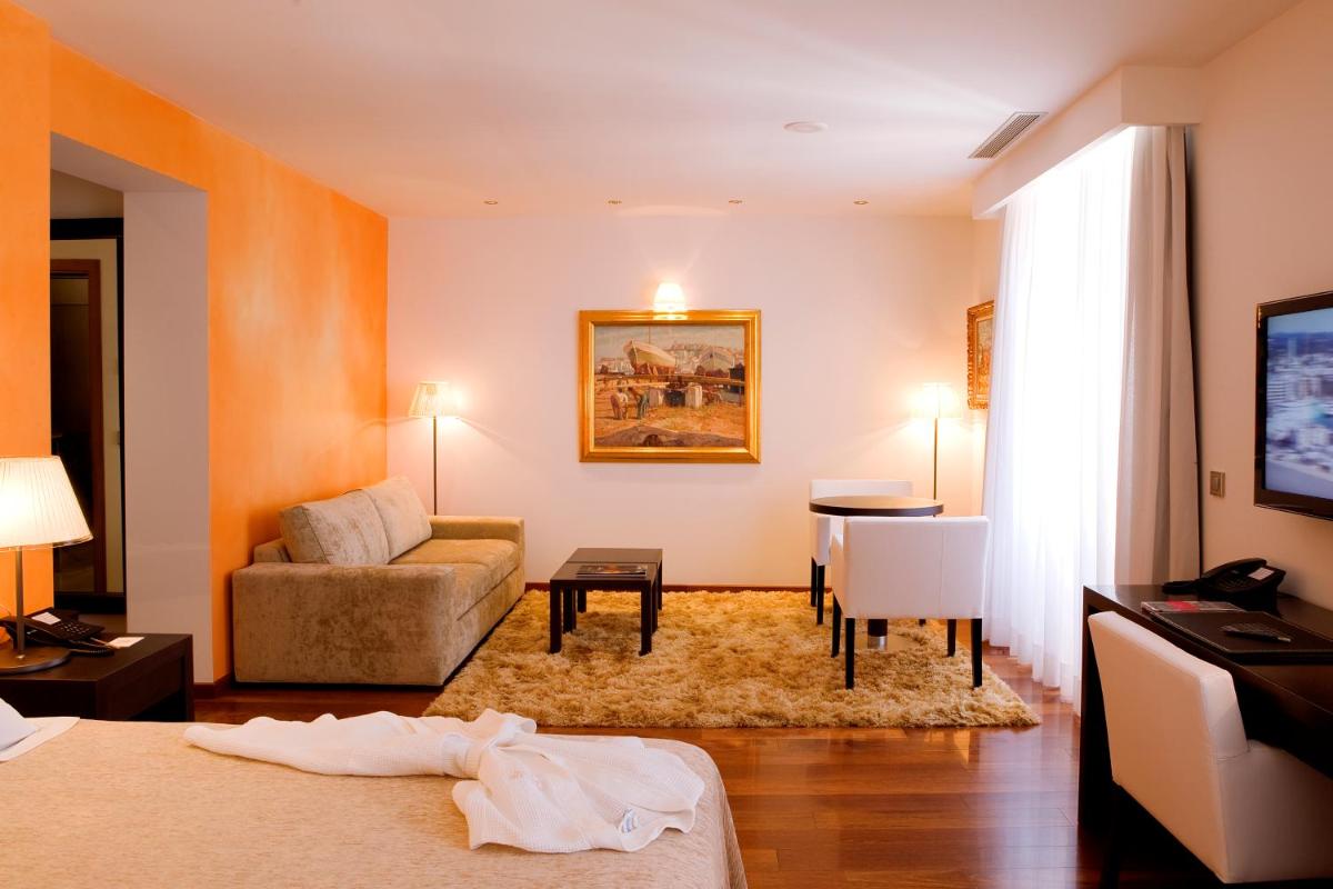 Una televisión o centro de entretenimiento en Mirador de Dalt Vila-Relais & Chateaux