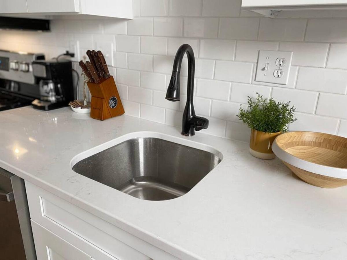 Explore Downtown and Mount Adams with River Views - Housity