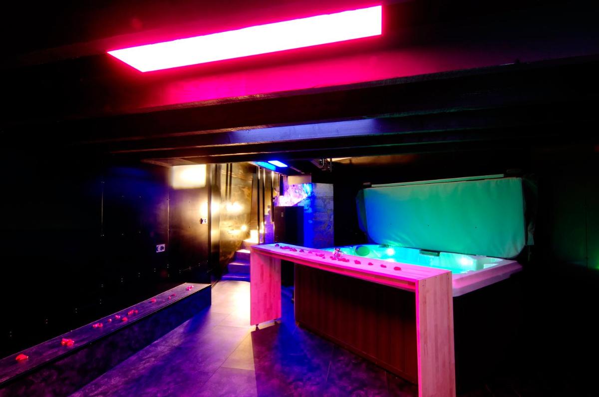 Mieuxqualhotel jacuzzi privatif La retro - Housity