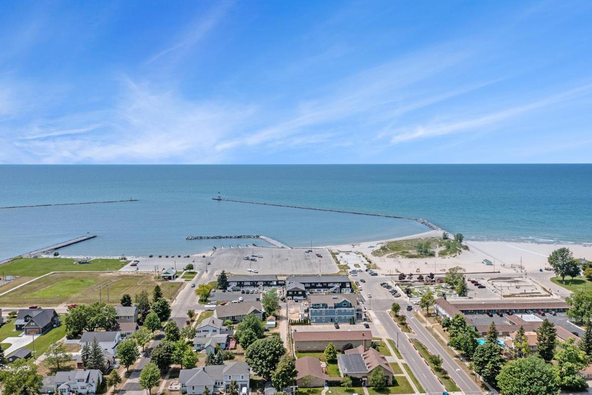 Snyders Shoreline Inn - Housity