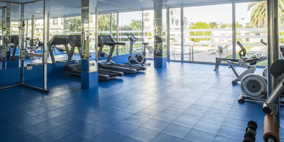 un gimnasio con cintas de correr y máquinas en un edificio en Nuevo Astur Spa, en Sanxenxo