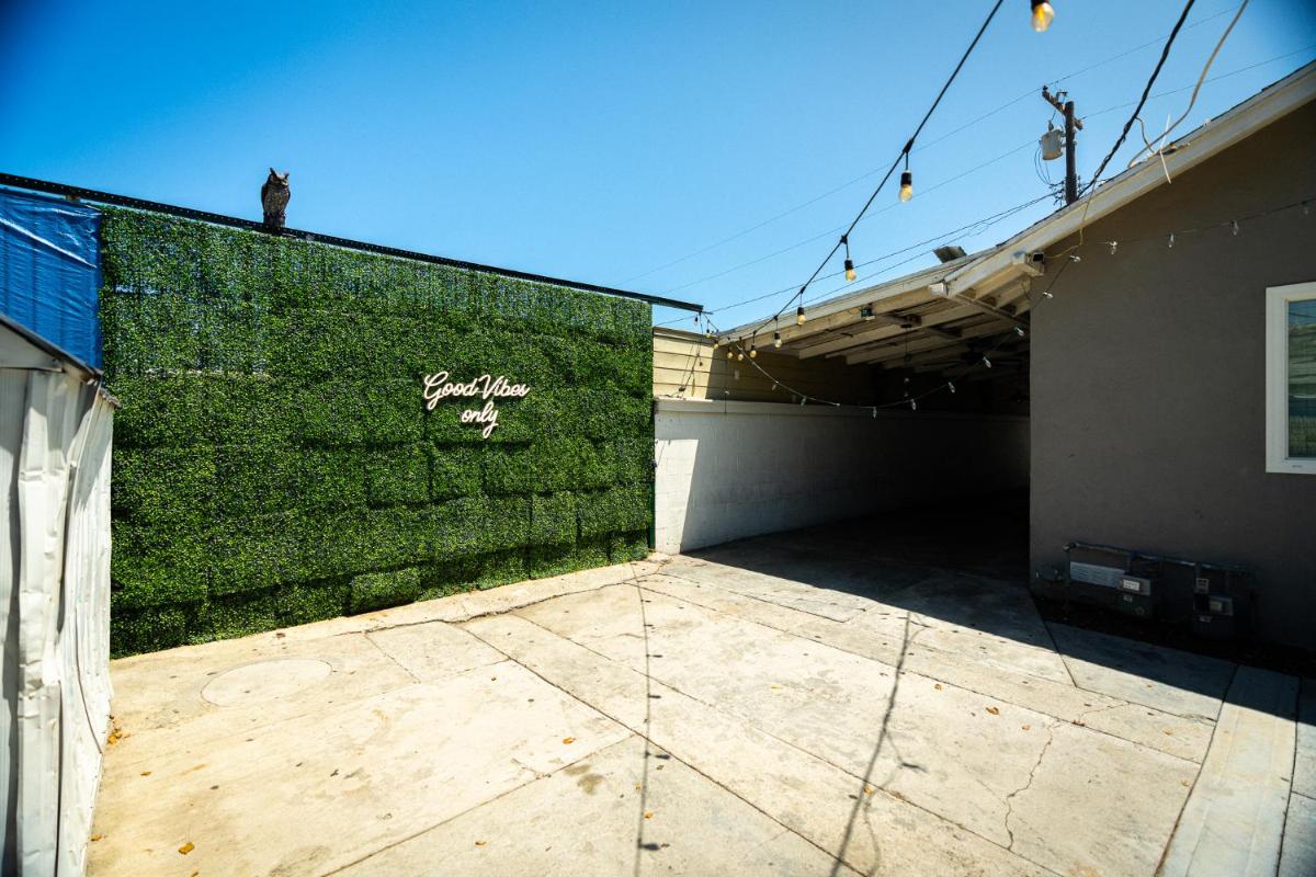 Paradise In Compton - Housity