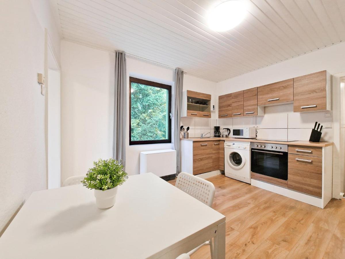 RAJ Living - 1 , 2 and 3 Room Monteur Apartments - Housity
