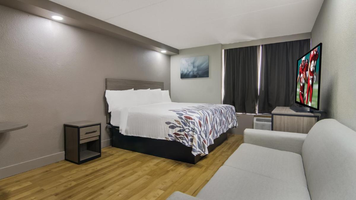 Red Roof Inn & Conference Center Chicago - Aurora Fox Valley - Housity