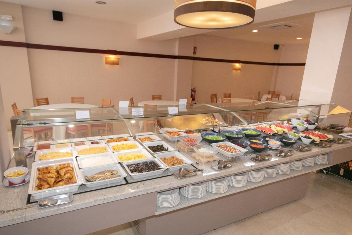 Comida en o cerca de este hotel