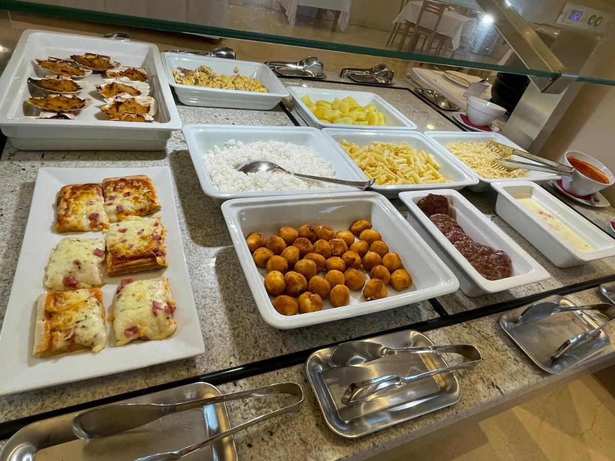 Comida en o cerca de este hotel
