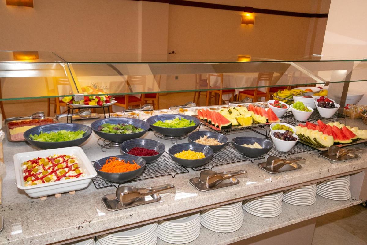 Comida en o cerca de este hotel