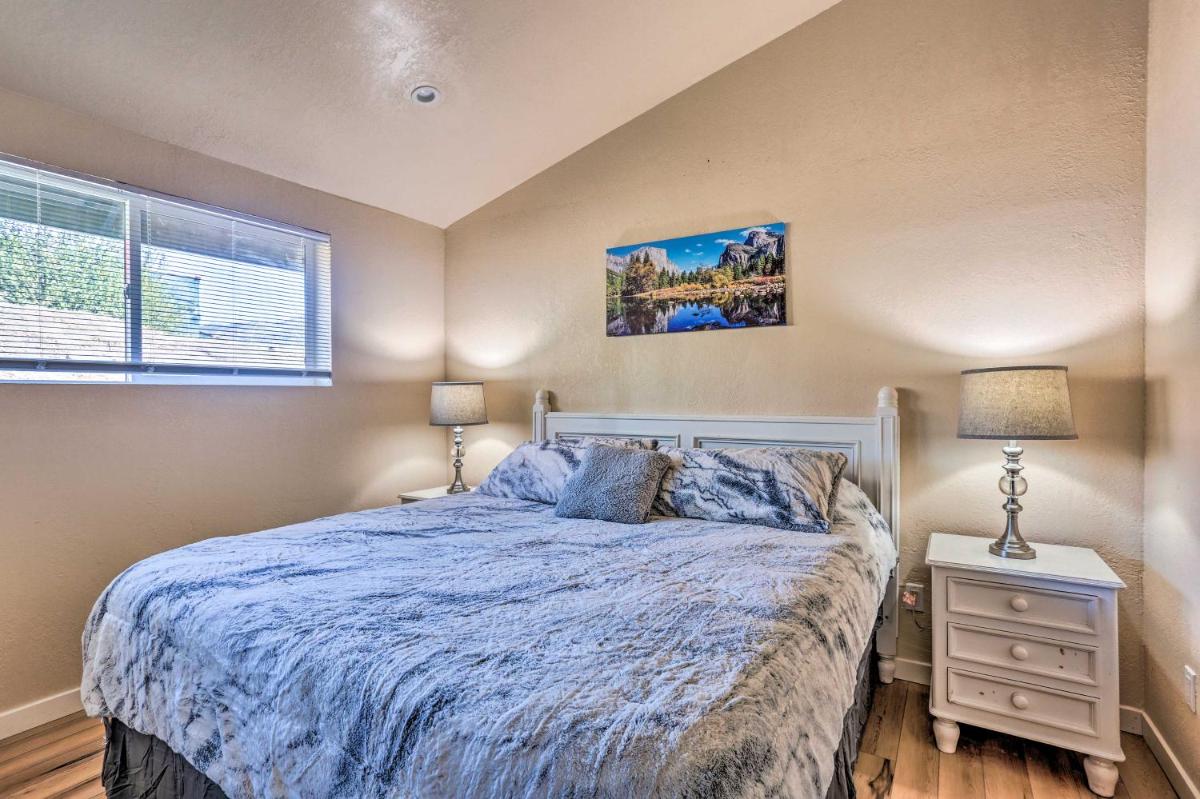 Oakhurst Duplex about 13 Mi to Yosemite National Park! - Housity