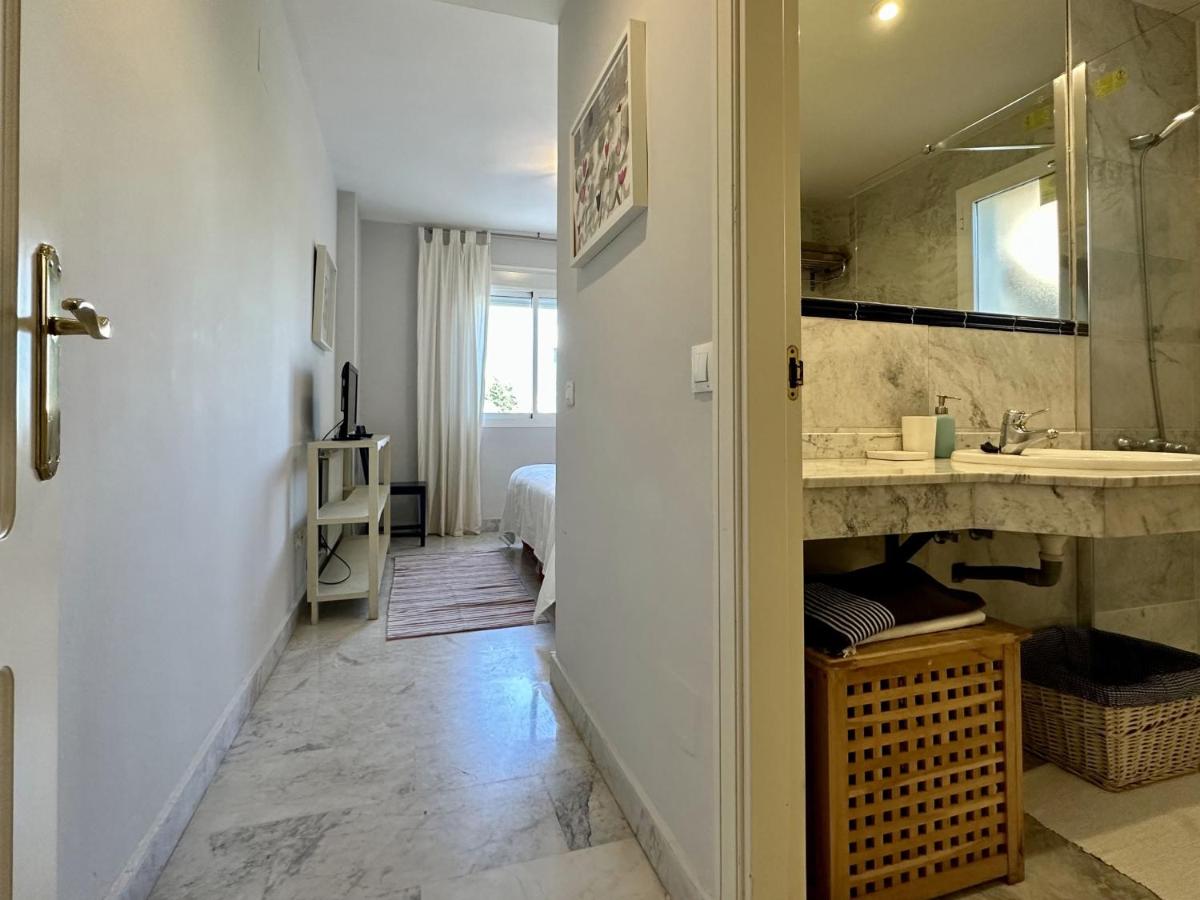 Suitetrails - Blue House in Guadalmina Baja, with a large terrace overlooking the Golf
