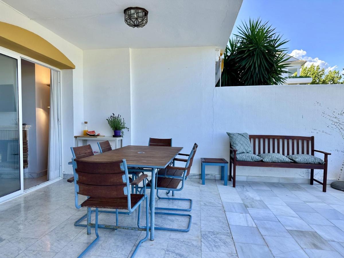 Suitetrails - Blue House in Guadalmina Baja, with a large terrace overlooking the Golf