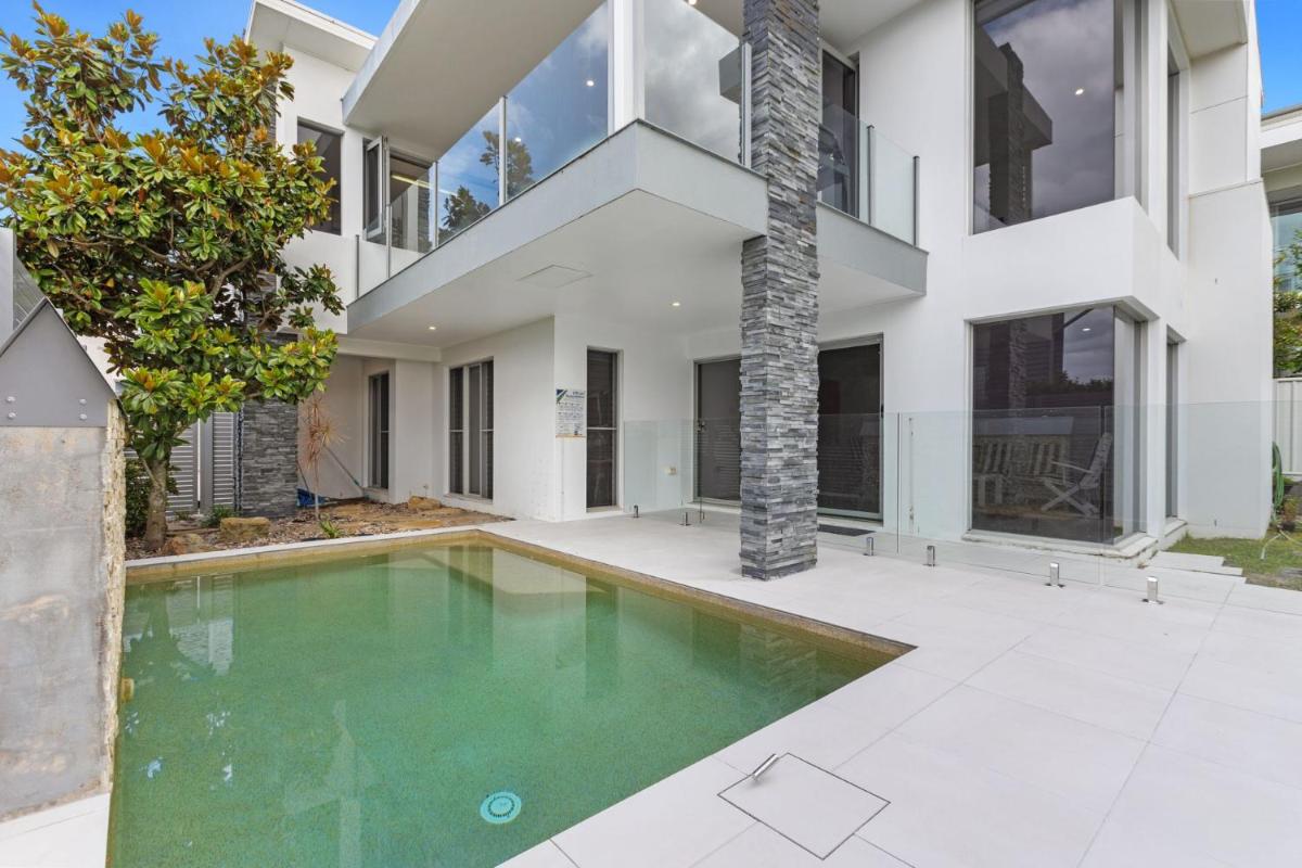 Seascape Views on Kingscliff Hill with Pool - Housity