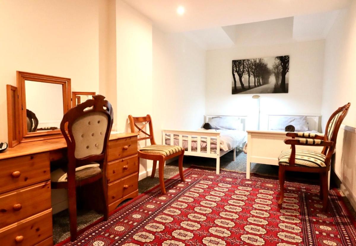 Twin Room Earls Court Central London - shared accommodation - Housity