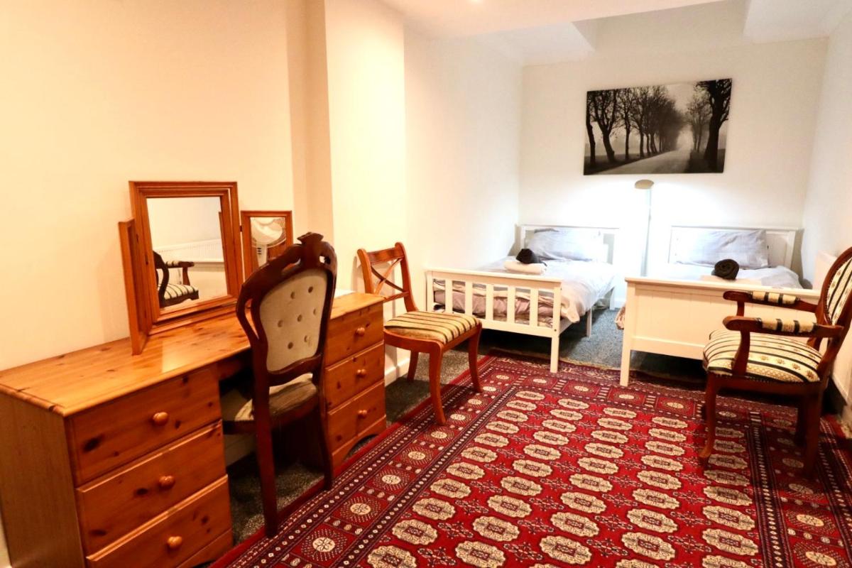 Twin Room Earls Court Central London - shared accommodation - Housity
