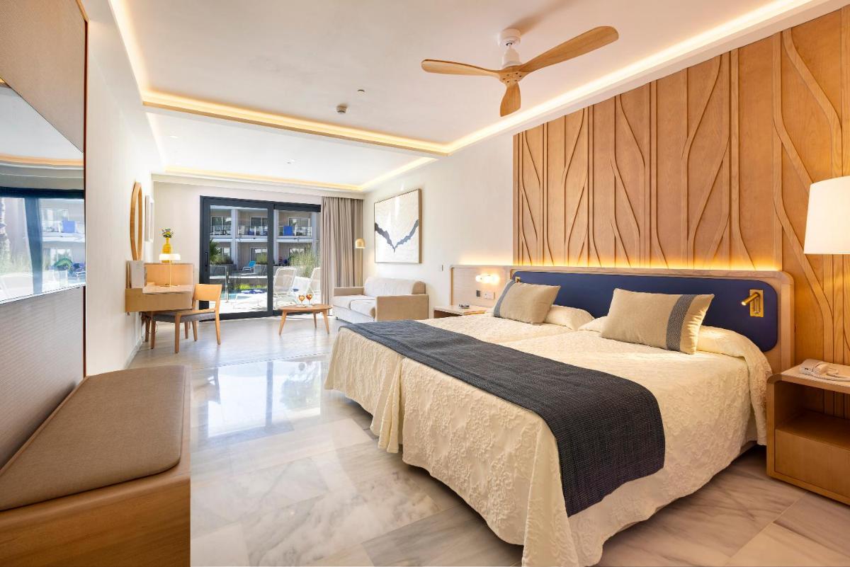 Cama o camas de una habitación en Hipotels Barrosa Palace & Spa