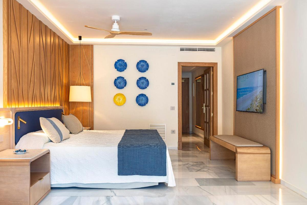 Una televisión o centro de entretenimiento en Hipotels Barrosa Palace & Spa