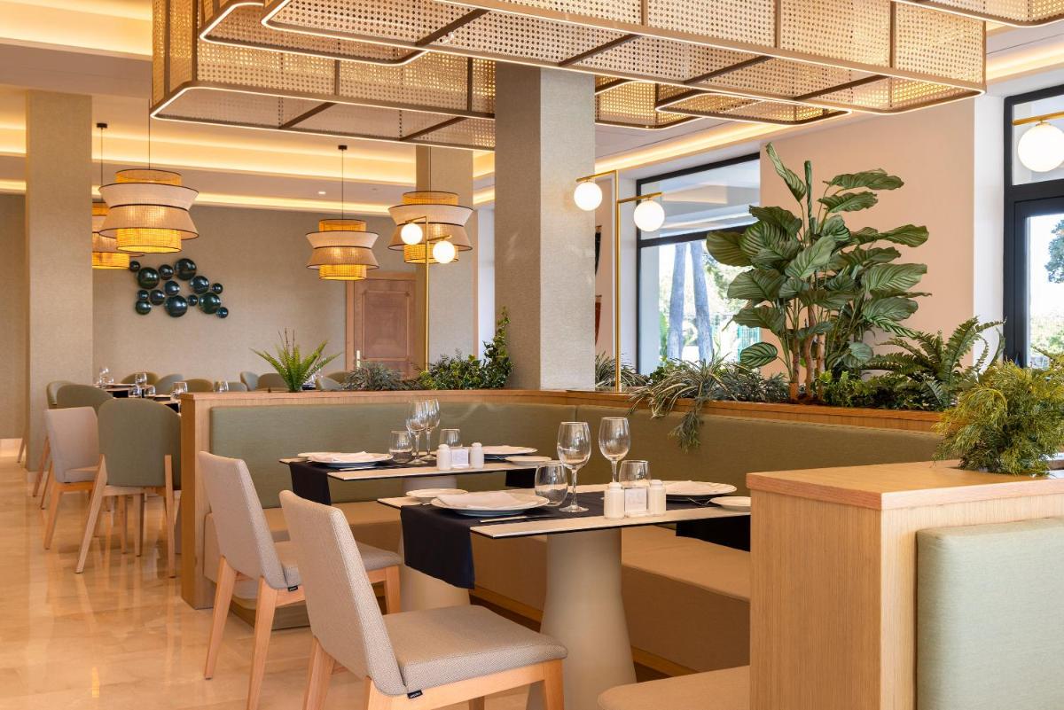 Un restaurante o sitio para comer en Hipotels Barrosa Palace & Spa