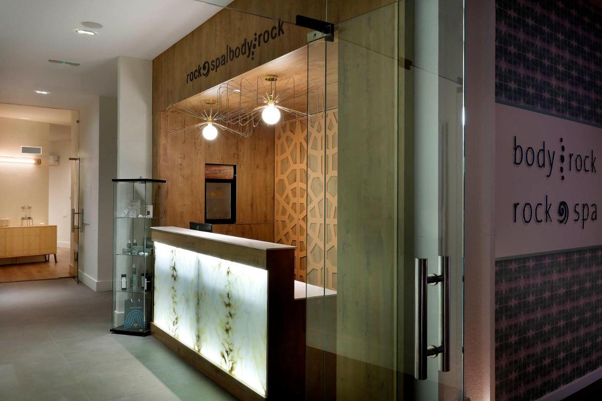 El vestíbulo o zona de recepción de Hard Rock Hotel Marbella - Puerto Banús