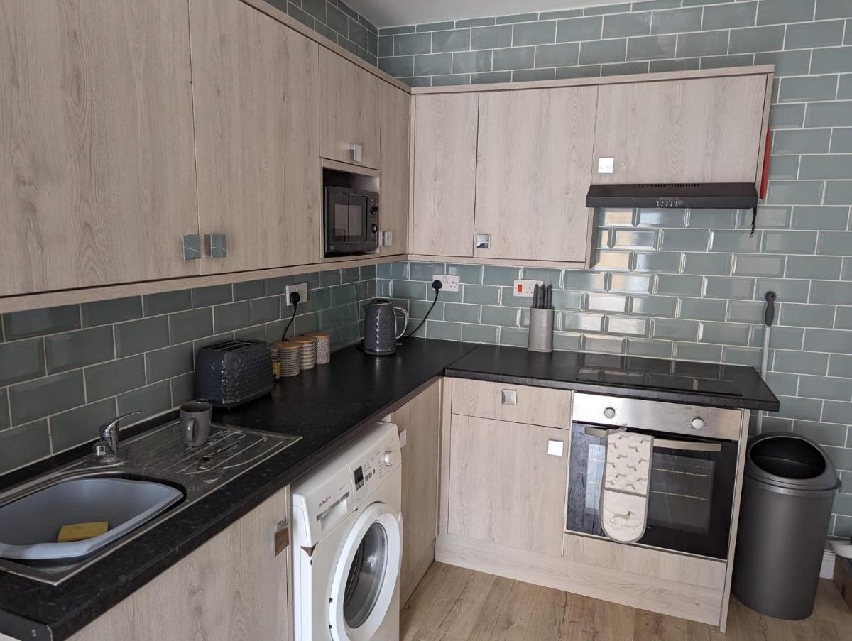 Shoreside Ground Floor 2 Bed near Beach & Town Self Check-in - Housity