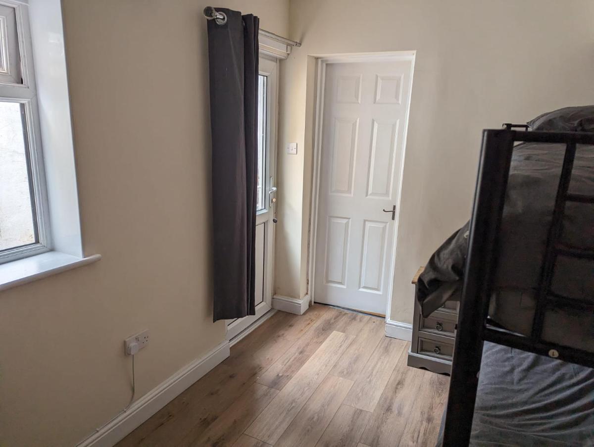 Shoreside Ground Floor 2 Bed near Beach & Town Self Check-in - Housity