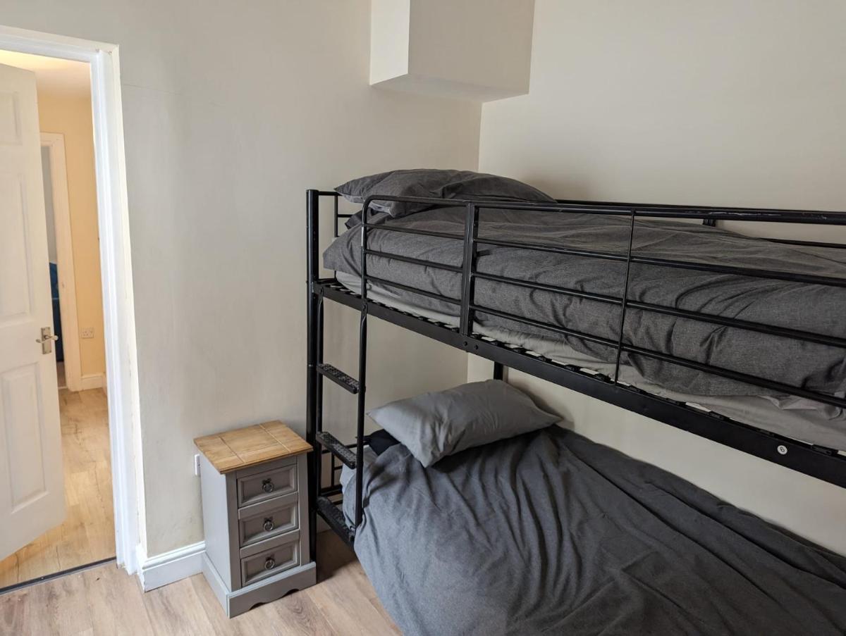 Shoreside Ground Floor 2 Bed near Beach & Town Self Check-in - Housity