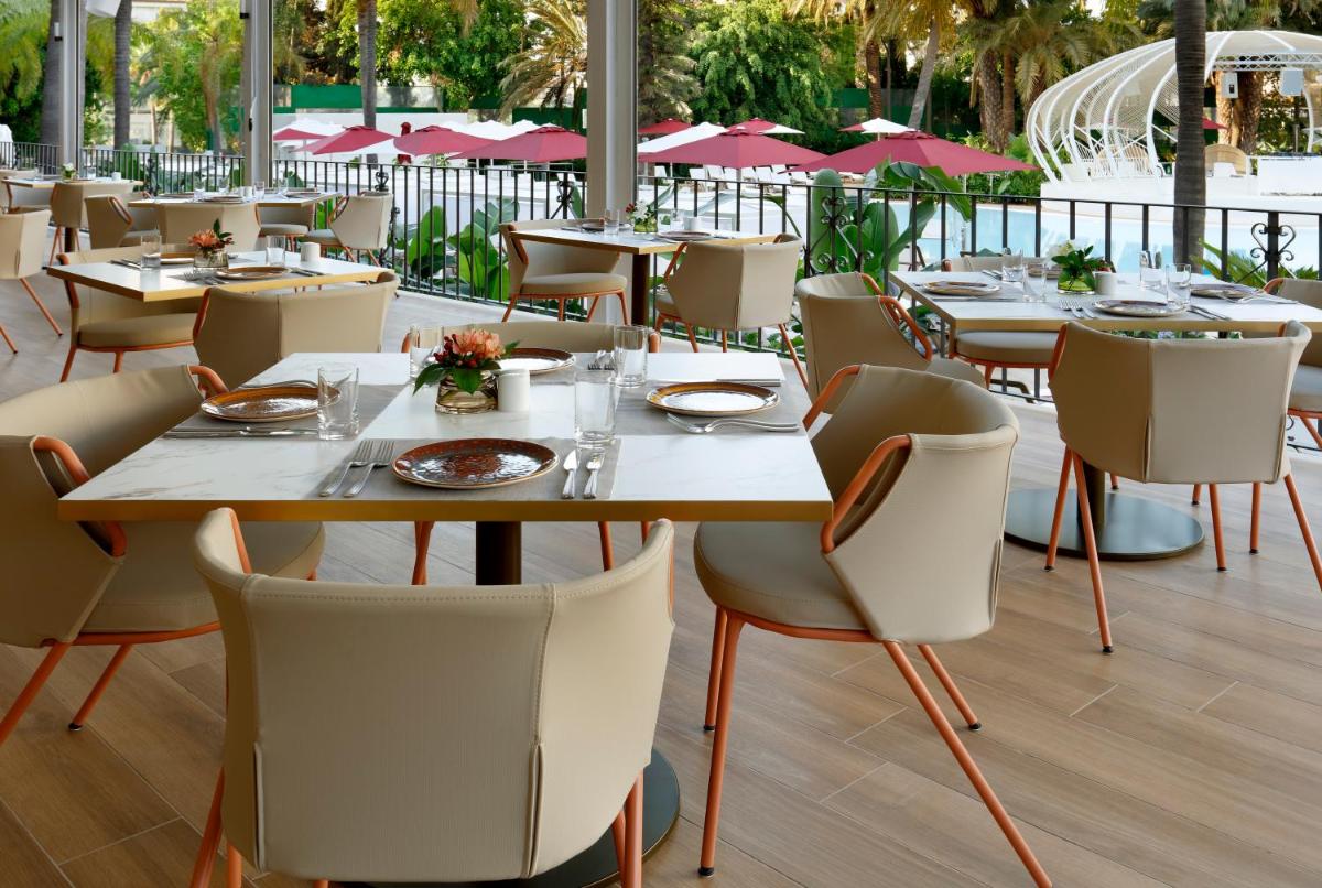 Un restaurante o sitio para comer en Hard Rock Hotel Marbella - Puerto Banús