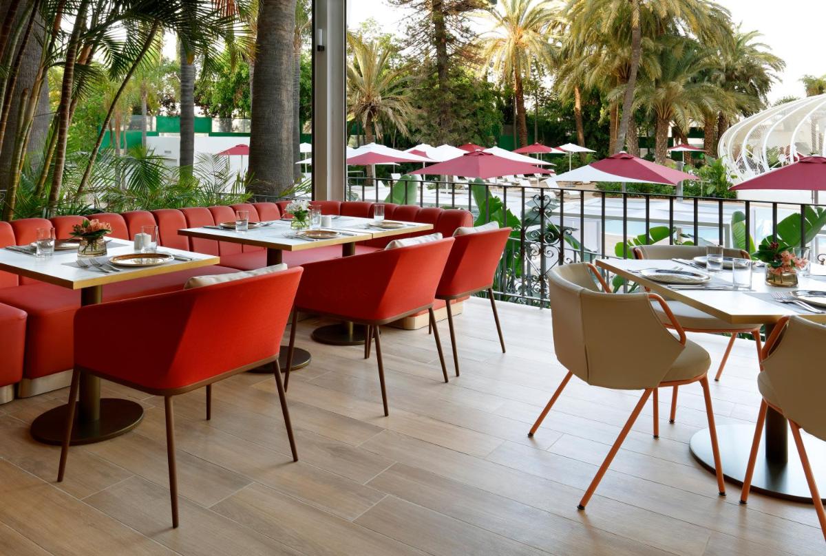 Un restaurante o sitio para comer en Hard Rock Hotel Marbella - Puerto Banús