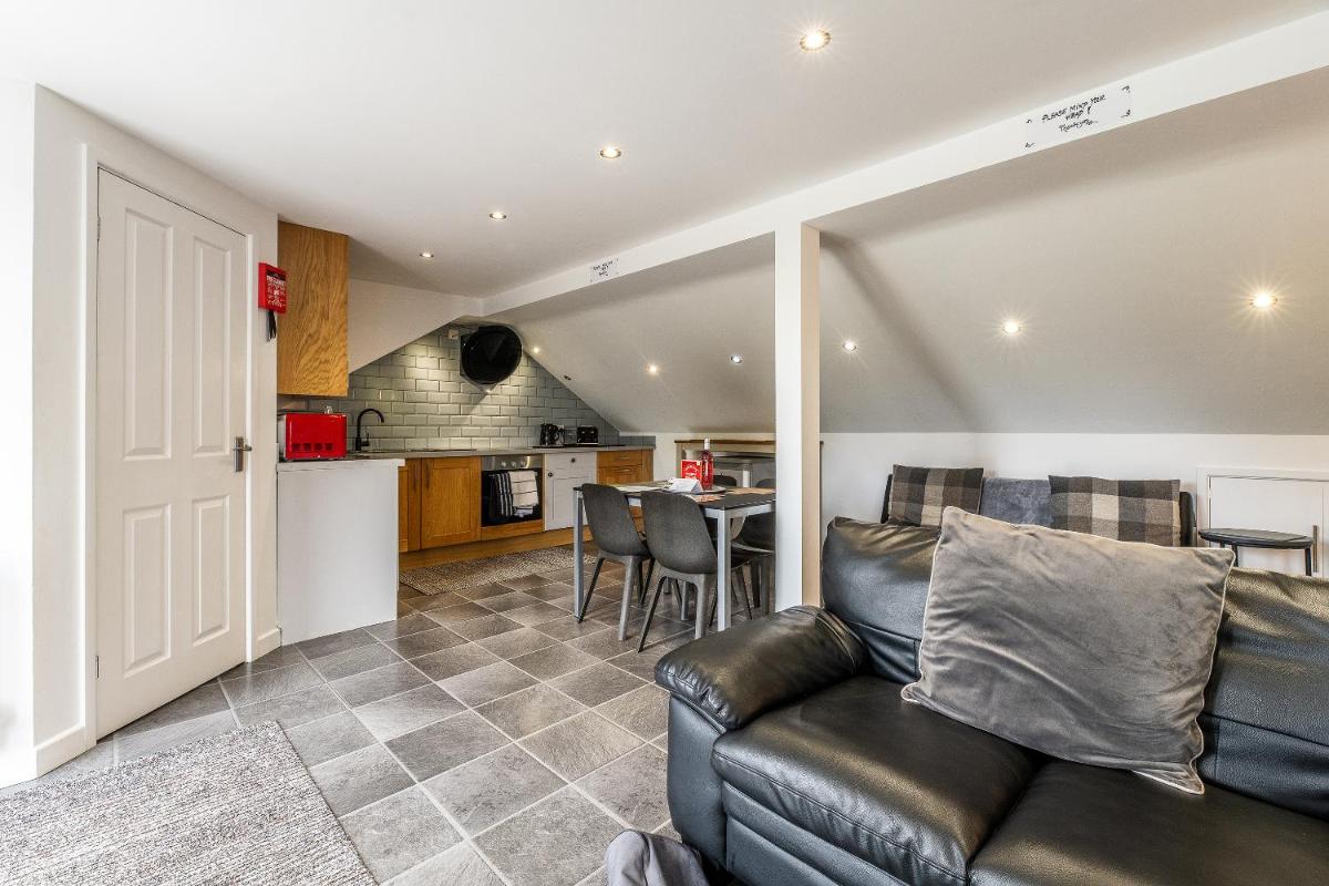UPSIDE DOWN HOUSE - Sleeps up to 6 Guests - Near Sherwood Forest at Fairview Farm in Nottingham set in 88 acres - Housity