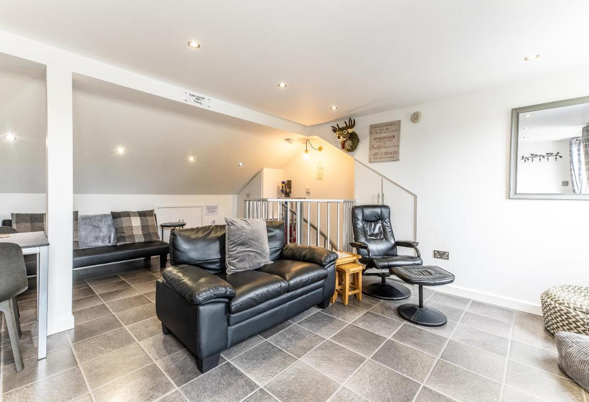 UPSIDE DOWN HOUSE - Sleeps up to 6 Guests - Near Sherwood Forest at Fairview Farm in Nottingham set in 88 acres - Housity