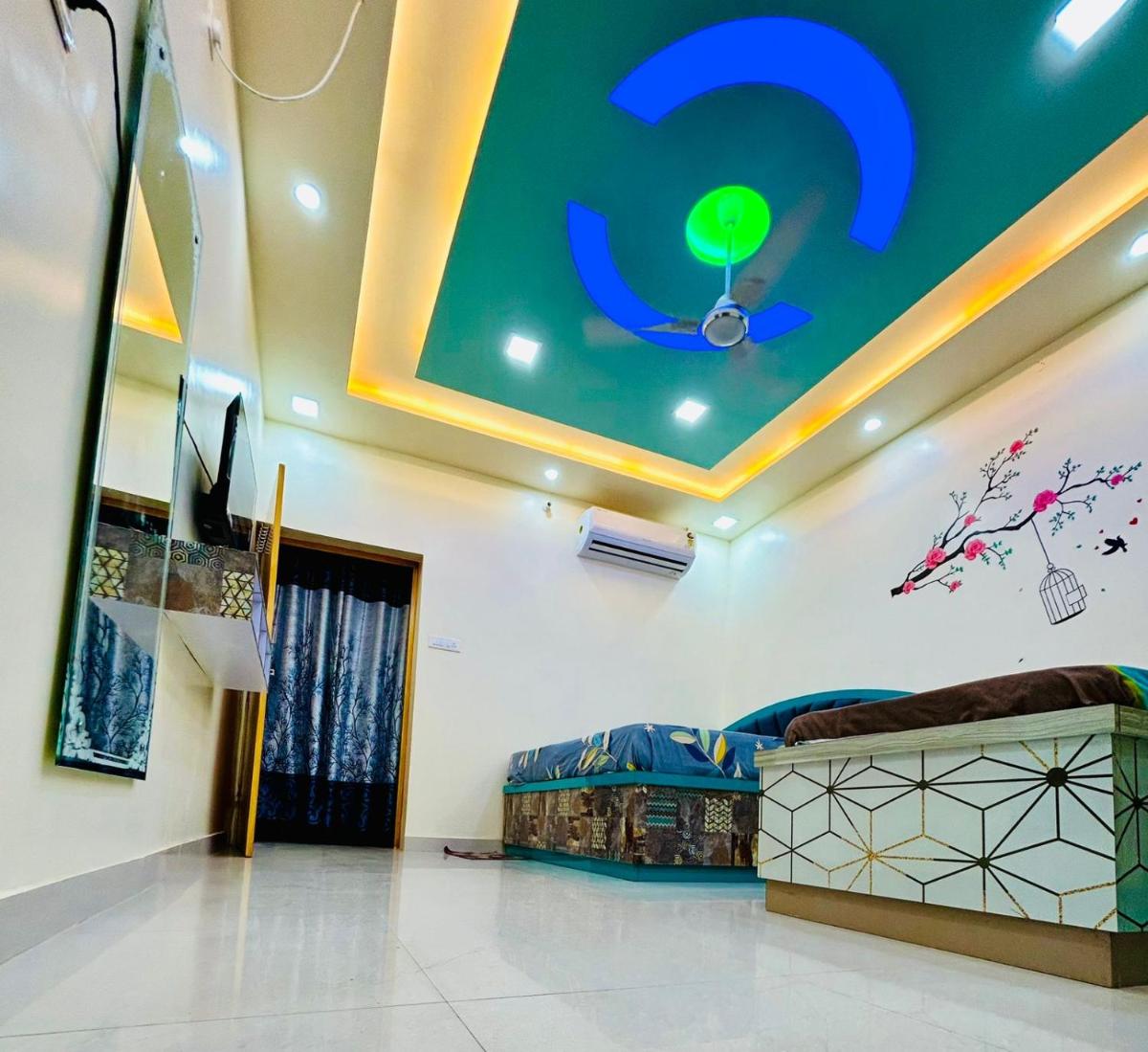 Smart Stays - MMMUT College - GKP Airport - Housity