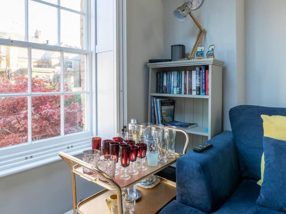 The Coach House -Charming 2 level cottage near beach and town - Housity