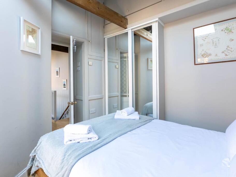 The Coach House -Charming 2 level cottage near beach and town - Housity