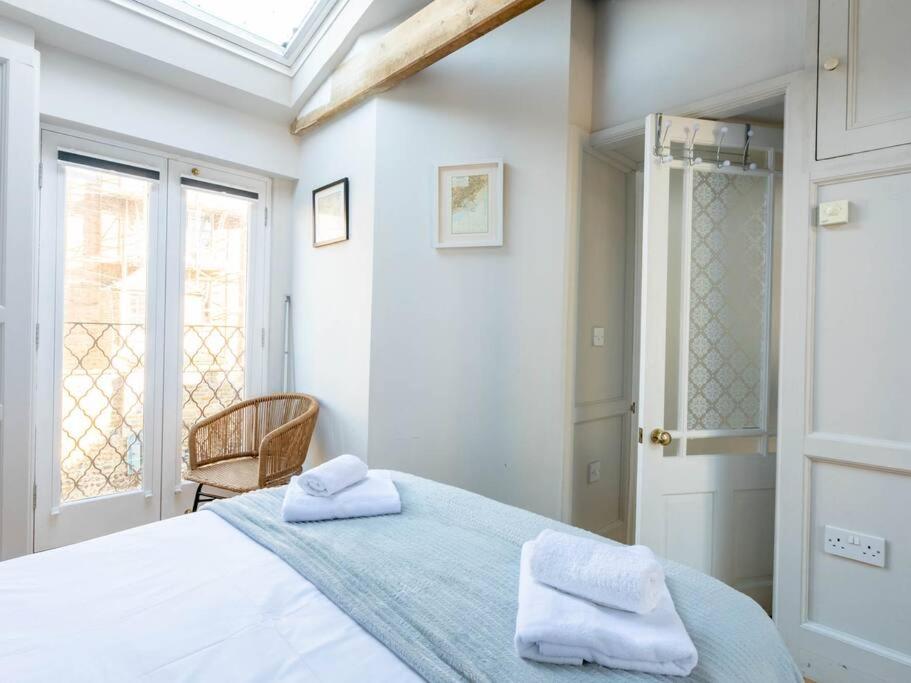 The Coach House -Charming 2 level cottage near beach and town - Housity