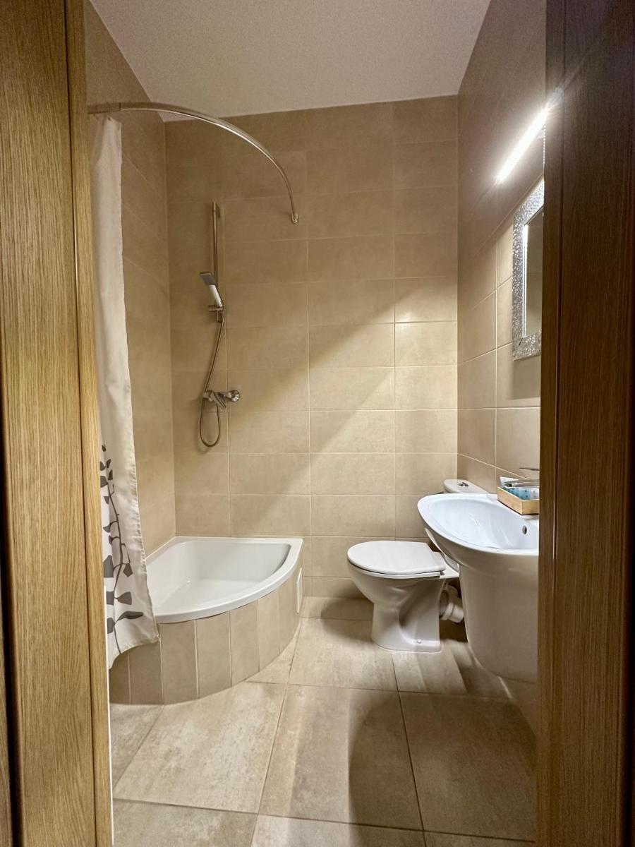 Hotelik Korona - Housity
