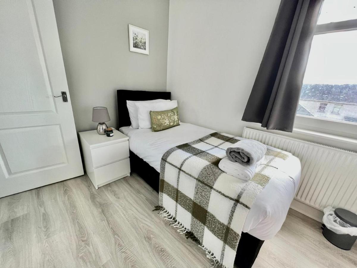 Executive 3 bedroom Port Talbot Town Centre Margam Sleeps 7 - Housity