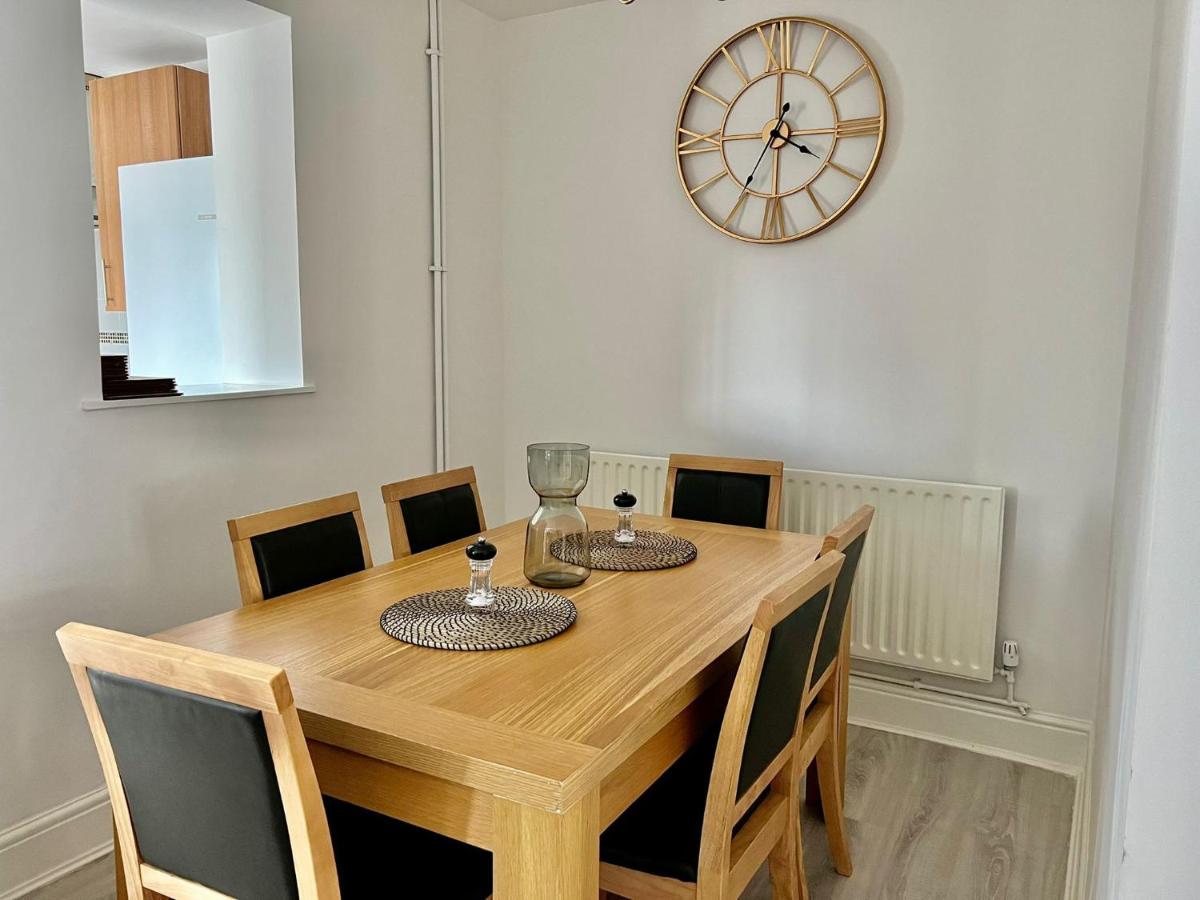 Executive 3 bedroom Port Talbot Town Centre Margam Sleeps 7 - Housity