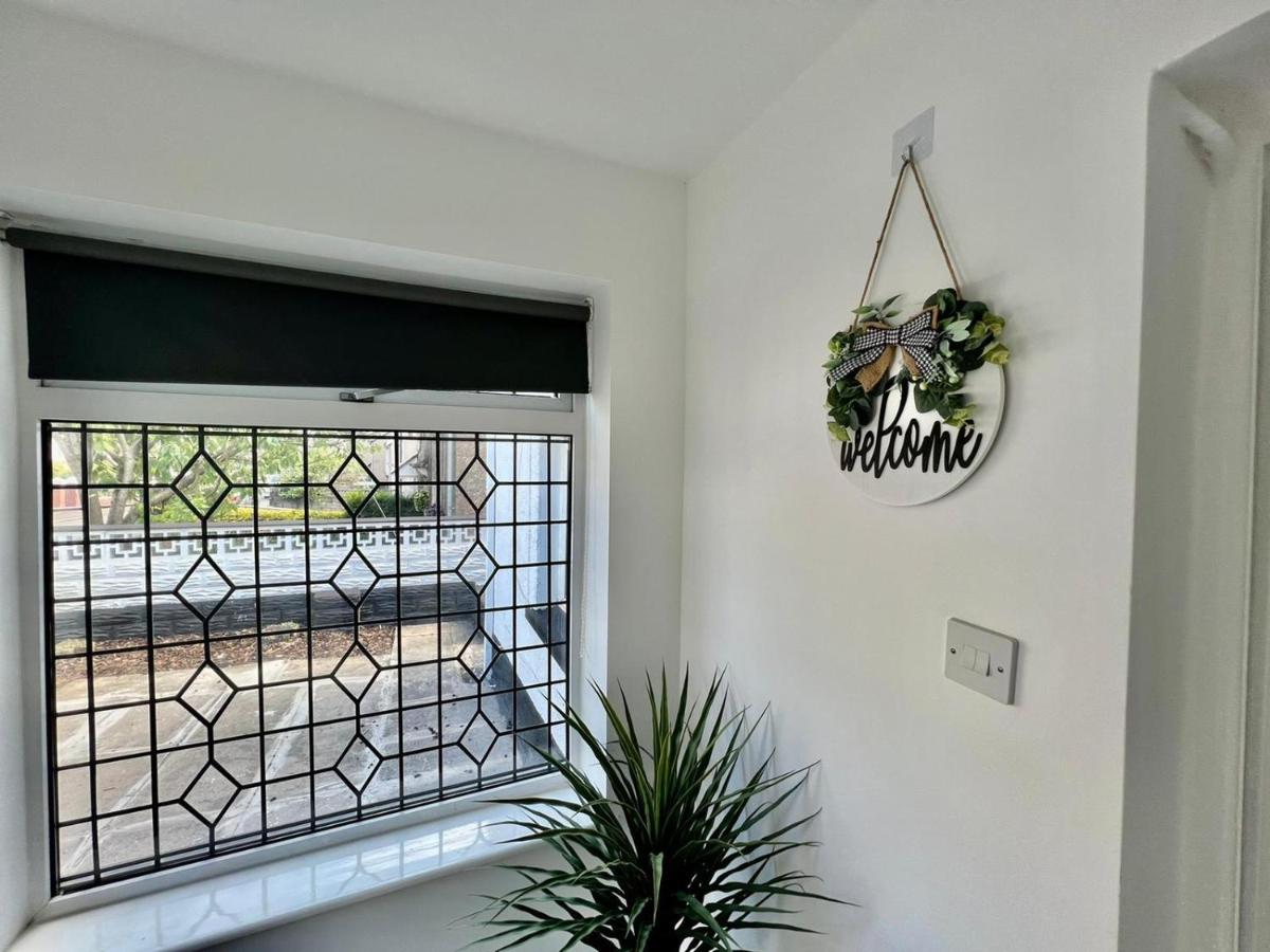 Executive 3 bedroom Port Talbot Town Centre Margam Sleeps 7 - Housity