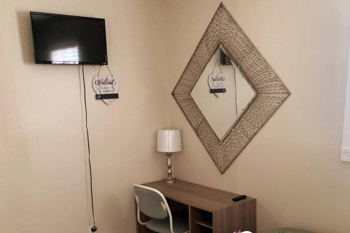 Room in House - The -- Modern -- Gem - Housity