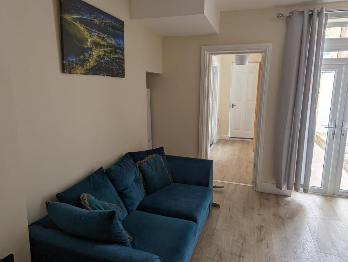 Shoreside Ground Floor 2 Bed near Beach & Town Self Check-in - Housity