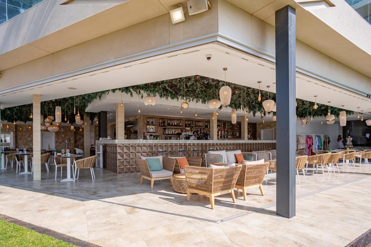 Un restaurante o sitio para comer en Hotel Torre del Mar - Ibiza