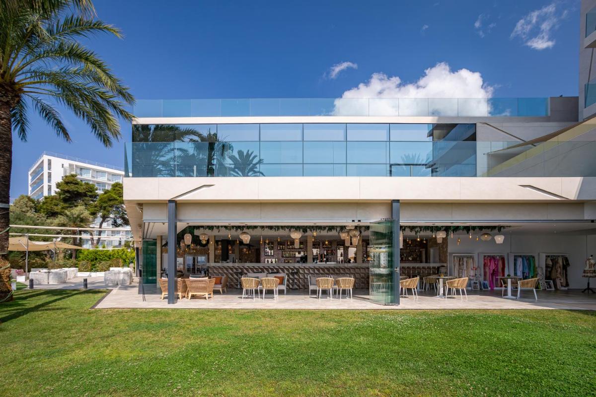 Un restaurante o sitio para comer en Hotel Torre del Mar - Ibiza