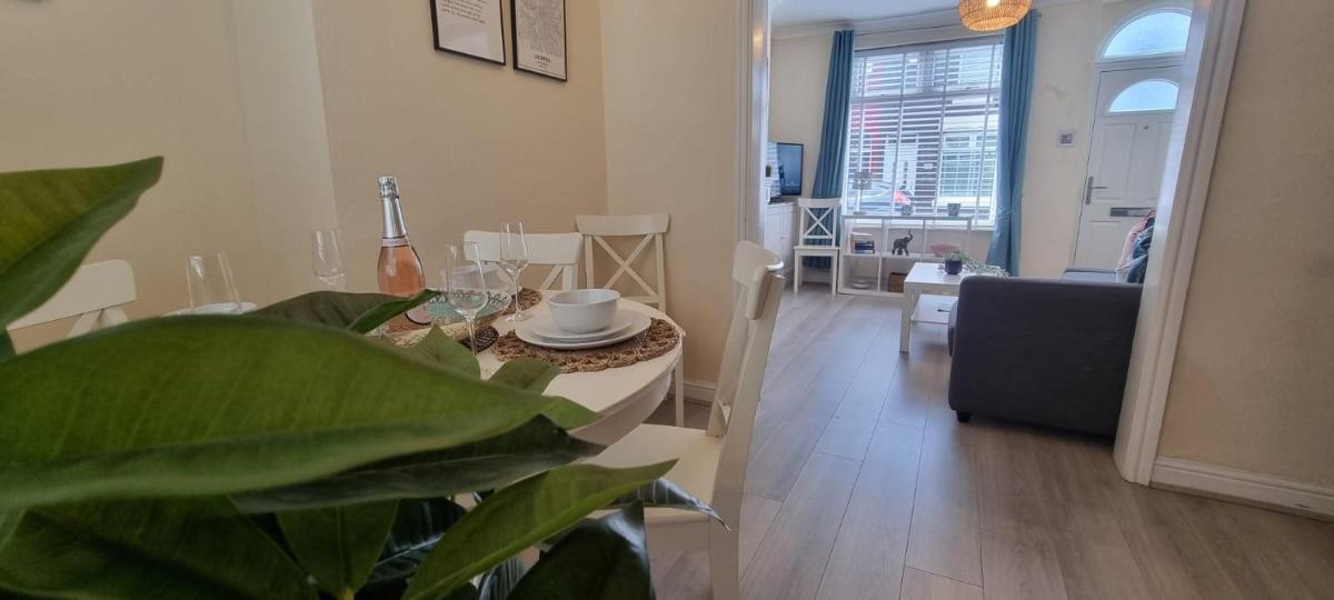 Toffees Townhouse a 2 Bed House in Liverpool 1 Mins walk to Goodison Park - Housity