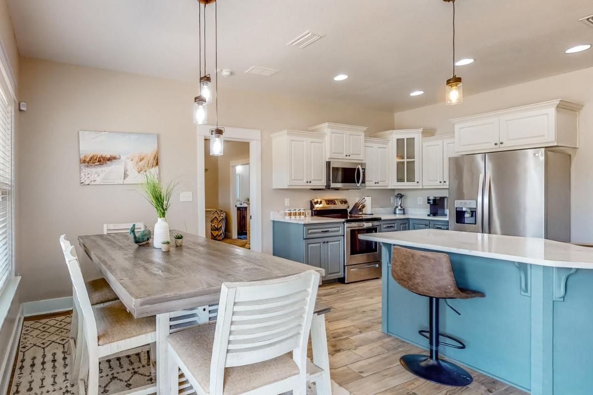 The Blue Canoe - Housity