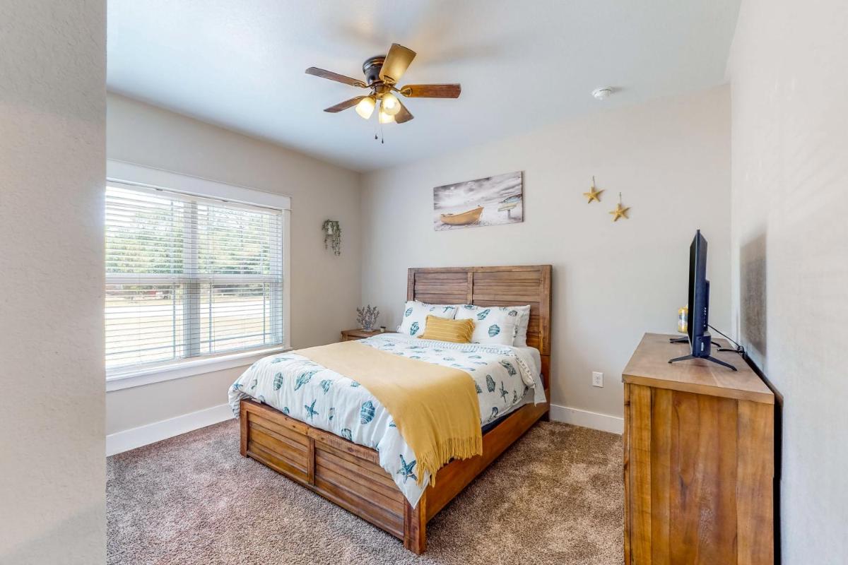 The Blue Canoe - Housity