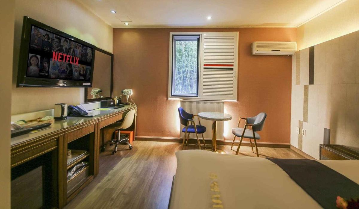 Ambassador Hotel - Housity