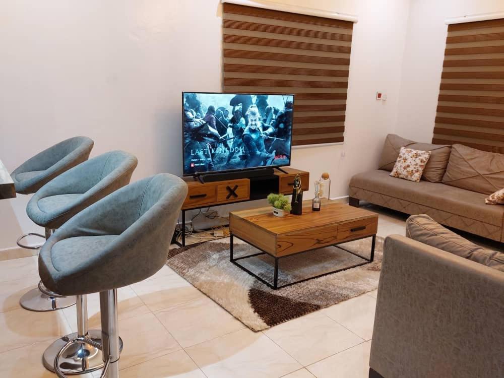 THE LAKESIDE VILLA - Housity